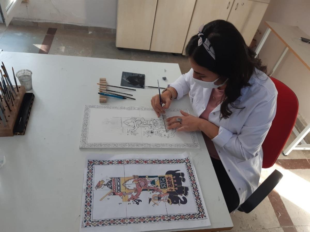 &Ccedil;inicilik kursiyerleri seramiklerine El-Cezeri&rsquo;nin Filli Su Saatini işliyor