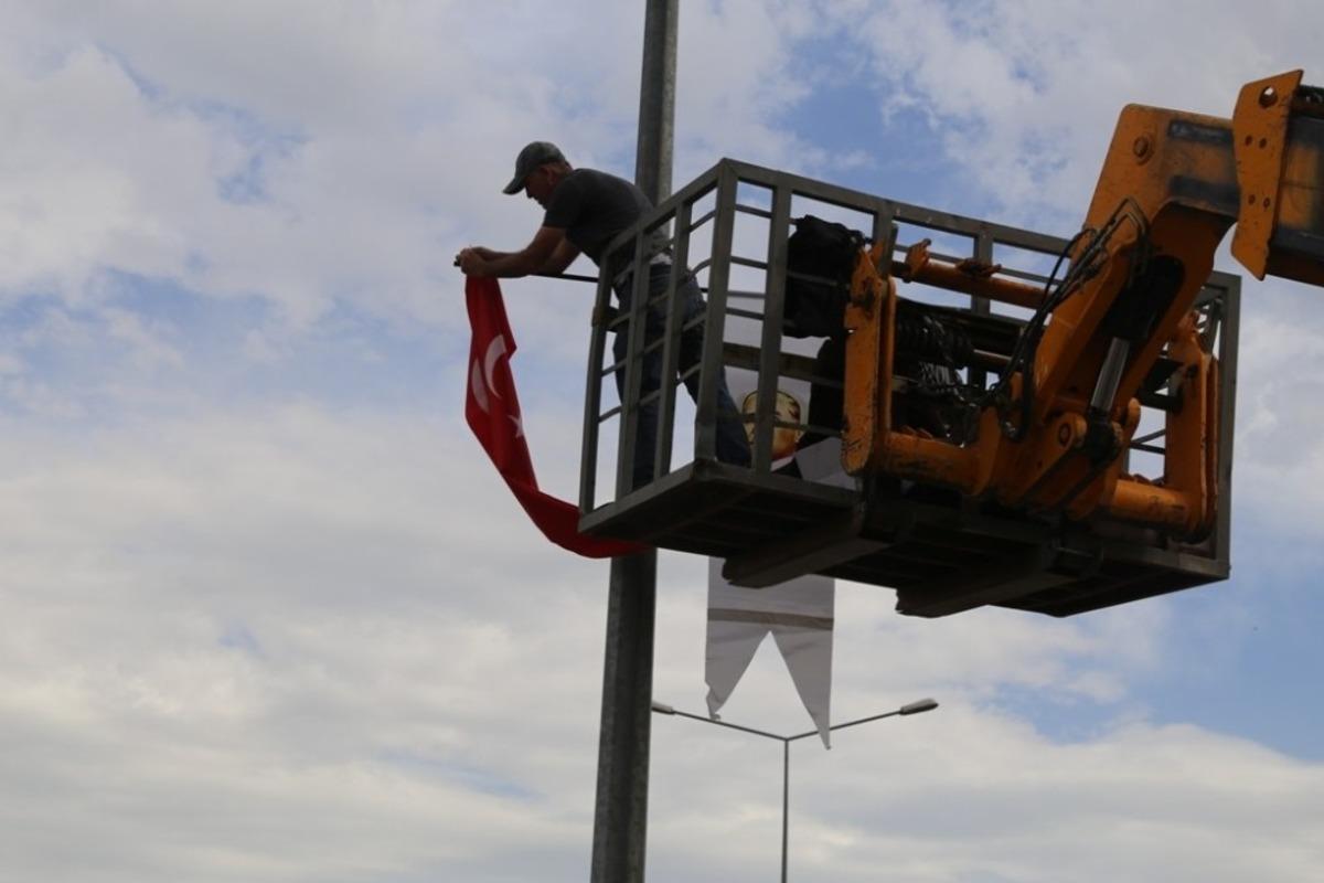Burhaniye bayraklarla donatıldı