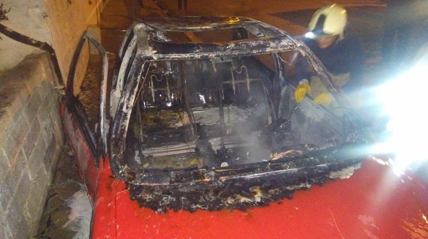 Burhaniye&rsquo;de park halindeki otomobil yandı