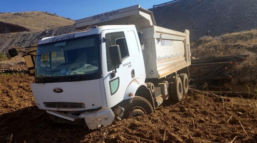 Traktörü sollamak isterken tarlaya uçtu