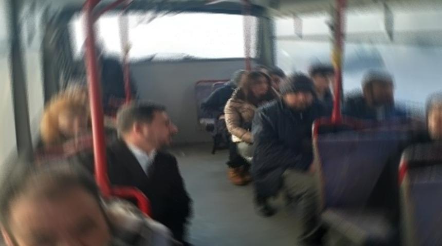 Halk otob&uuml;s&uuml;nde cinsel saldırı iddiası! Şof&ouml;r tarafından yakalandı