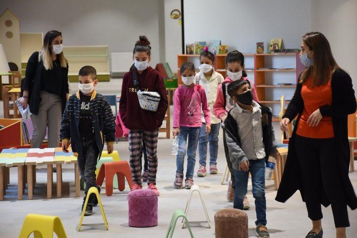 Diyarbakır’da Bilgi Evi öğrencileri, halk ve oyuncak kütüphanelerini gezdi G5