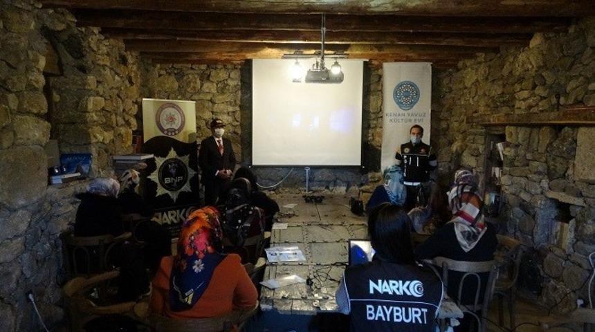 Bayburt’ta 98 anneye narkorehber eğitimi verildi