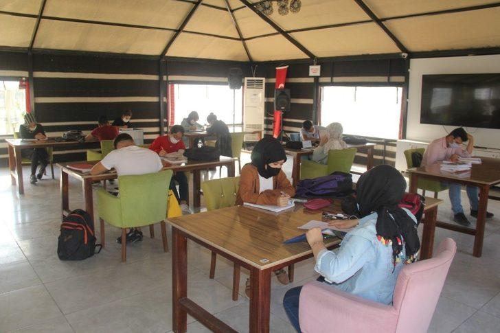 Öğrenciler üniversite sınavlarına hazırlanıyor G1