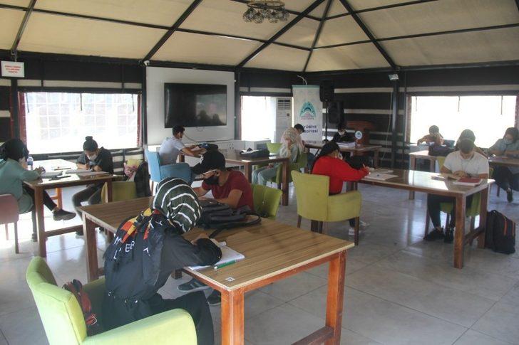 Öğrenciler üniversite sınavlarına hazırlanıyor G2