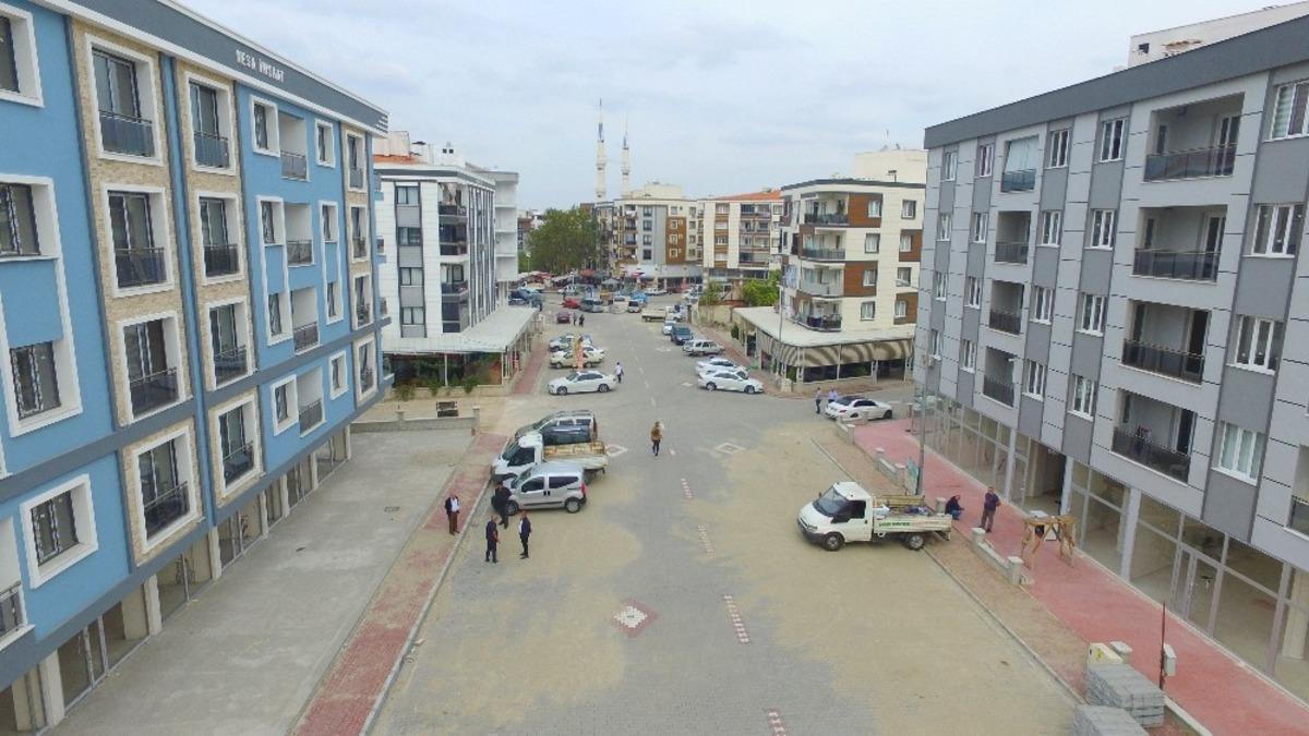 Yunusemre 50. Yıl Mahallesinde yol &ccedil;alışması yapıyor