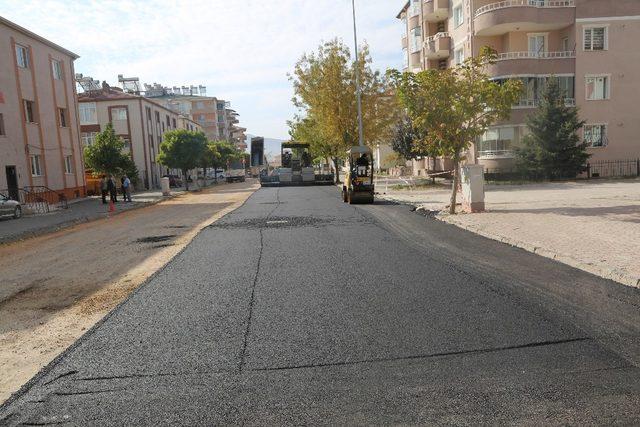 Alparslan Türkeş Caddesi’nde sıcak asfalt serimine başlandı