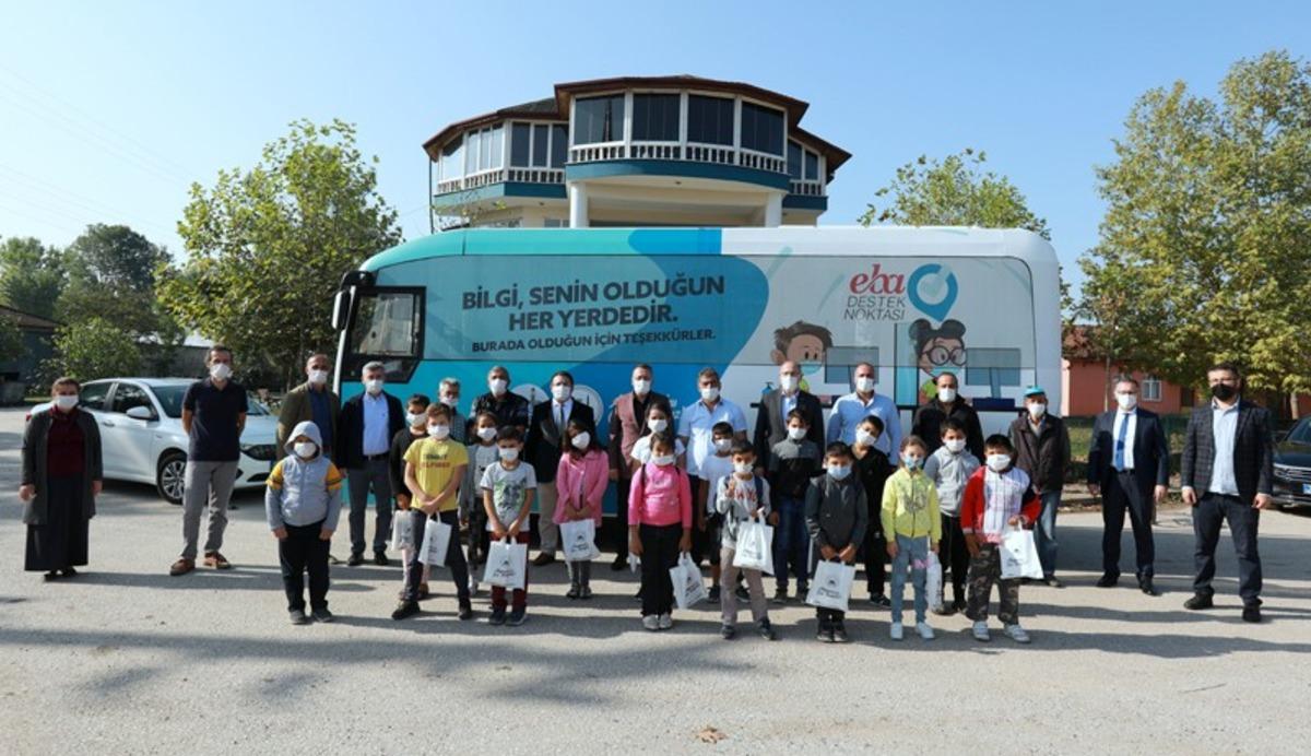 Başkan Işıksu, EBA Mobil Destek Aracı&rsquo;nda uzaktan eğitim g&ouml;ren &ouml;ğrencileri ziyaret etti