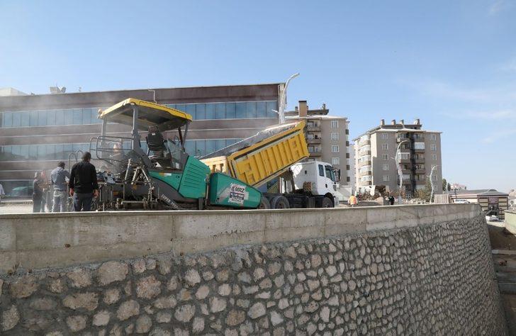 17 yıldır ötelenen Sağlık Sokağı’nda asfalt çalışmaları başladı G3