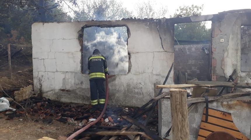 Yangında tek katlı ev k&uuml;le d&ouml;nd&uuml;