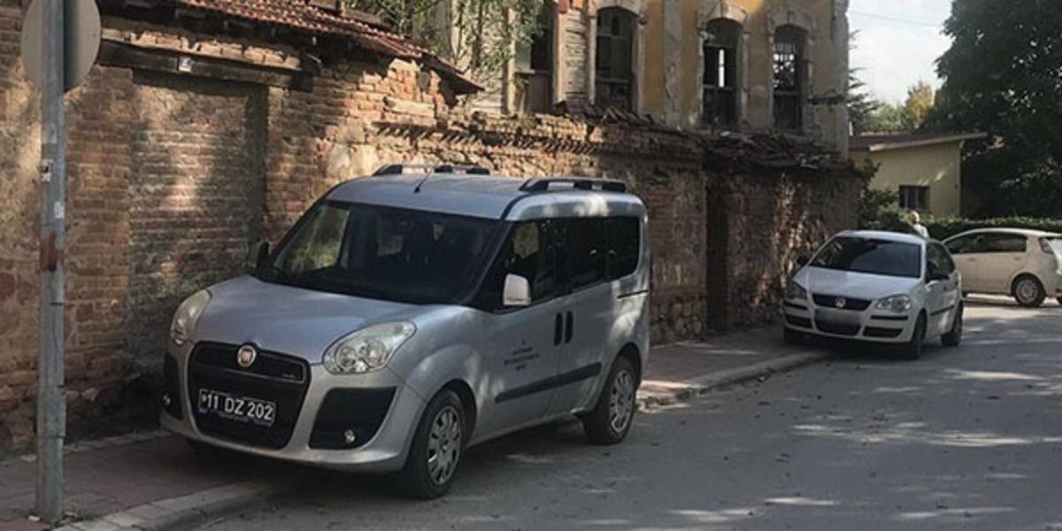 Kaldırımları yayalardan &ccedil;ok ara&ccedil;lar kullanıyor