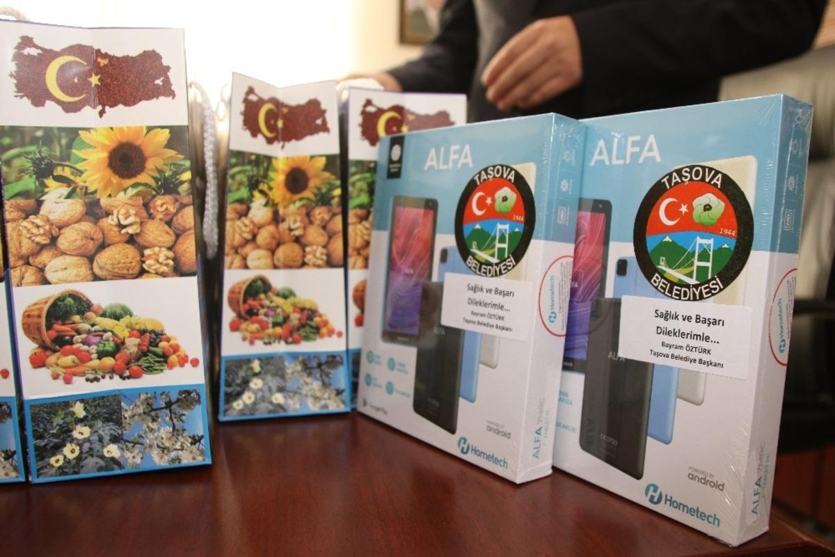 Başkanı &Ouml;zt&uuml;rk&rsquo;ten tablet kampanyasına destek