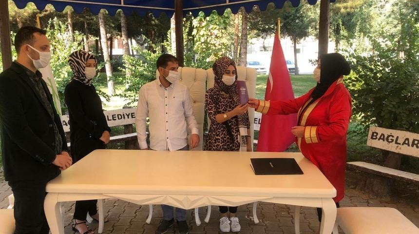 Pandemi d&ouml;nemi evlilik işlemlerine engel olmadı