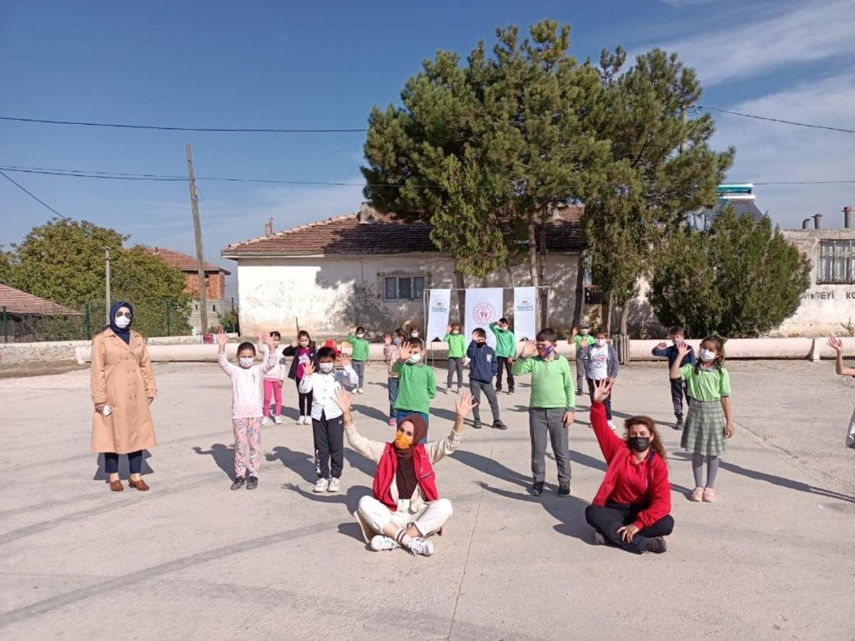 G&ouml;n&uuml;l timi, k&ouml;y okullarında g&ouml;n&uuml;llere dokunuyor