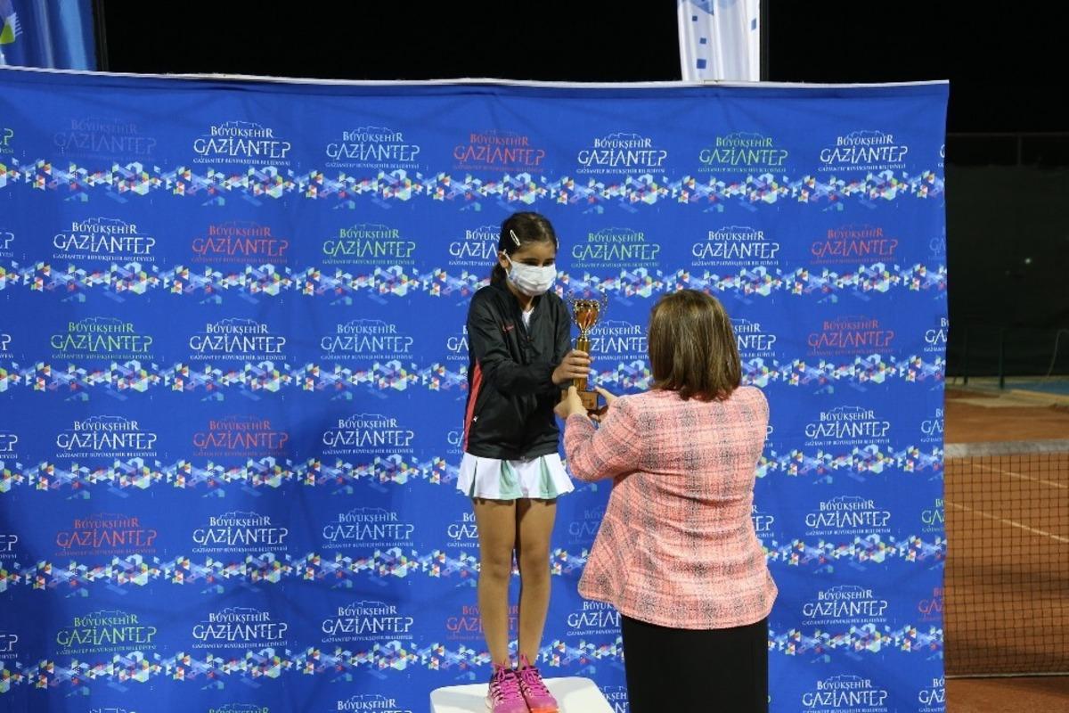 B&uuml;y&uuml;kşehir&rsquo;in d&uuml;zenlediği polyment tenis turnuvası cumhuriyet kupası tamamlandı