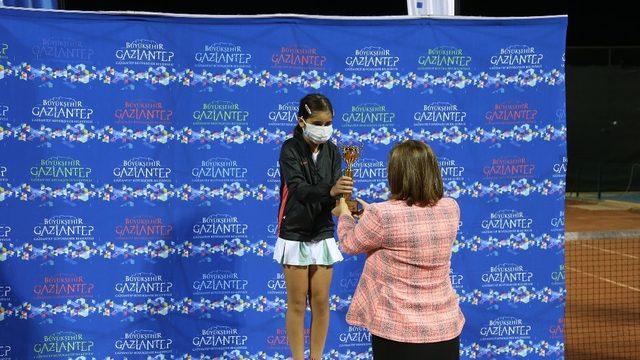 Büyükşehir’in düzenlediği polyment tenis turnuvası cumhuriyet kupası tamamlandı