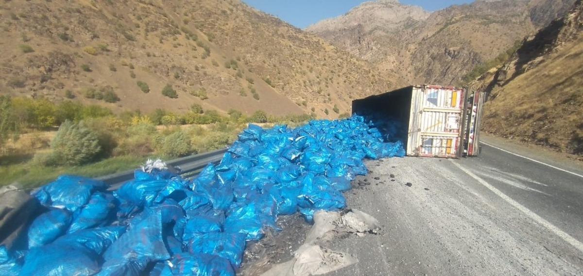 K&ouml;m&uuml;r y&uuml;kl&uuml; tır yan yattı: 1 yaralı