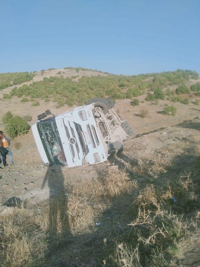 Tır devrildi sürücü yara almadan kurtuldu