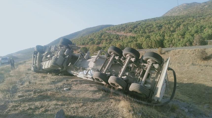 Tır devrildi s&uuml;r&uuml;c&uuml; yara almadan kurtuldu