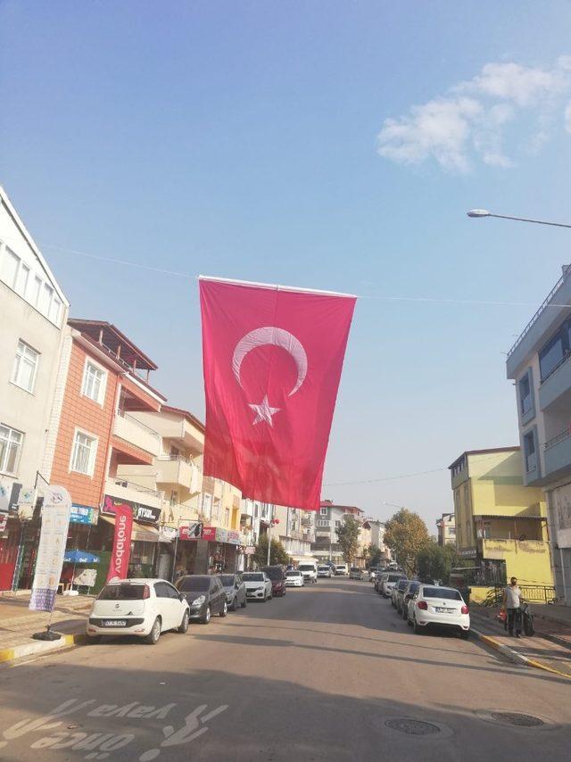 Körfez’de sokaklar ay-yıldızla süslendi