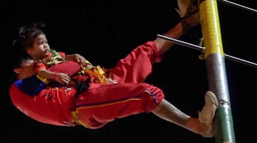 Tayland’da festivalde 2 yaşında çocukla korkunç gösteri