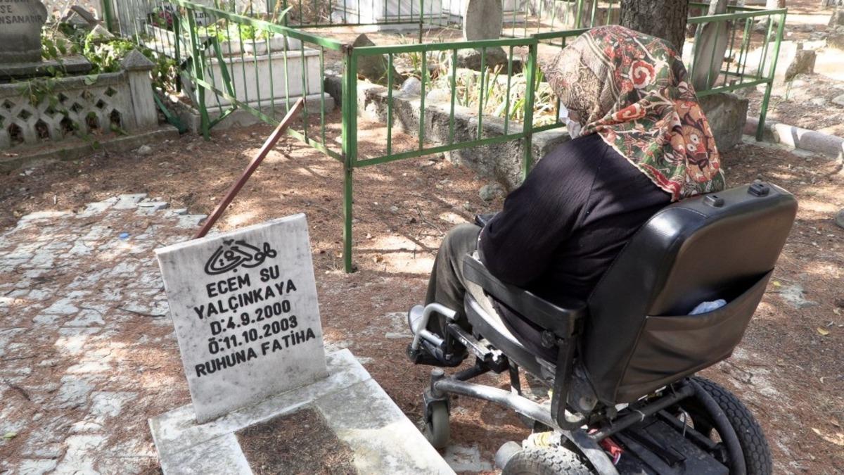 Isparta&rsquo;da y&uuml;r&uuml;me engelli anne 17 yıl sonra kızının kabrine gidebildi
