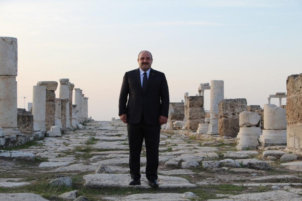 Bakan Varank, Denizli ziyaretini Loadikya Antik Kentinde g&uuml;n batımına karşı tamamladı