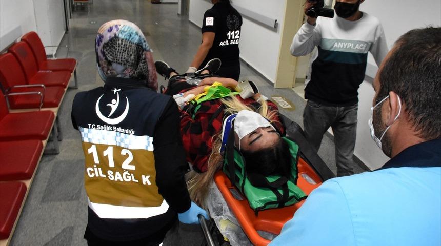 Aksaray'da otomobil elektrik direğine &ccedil;arptı: 1'i ağır 4 yaralı