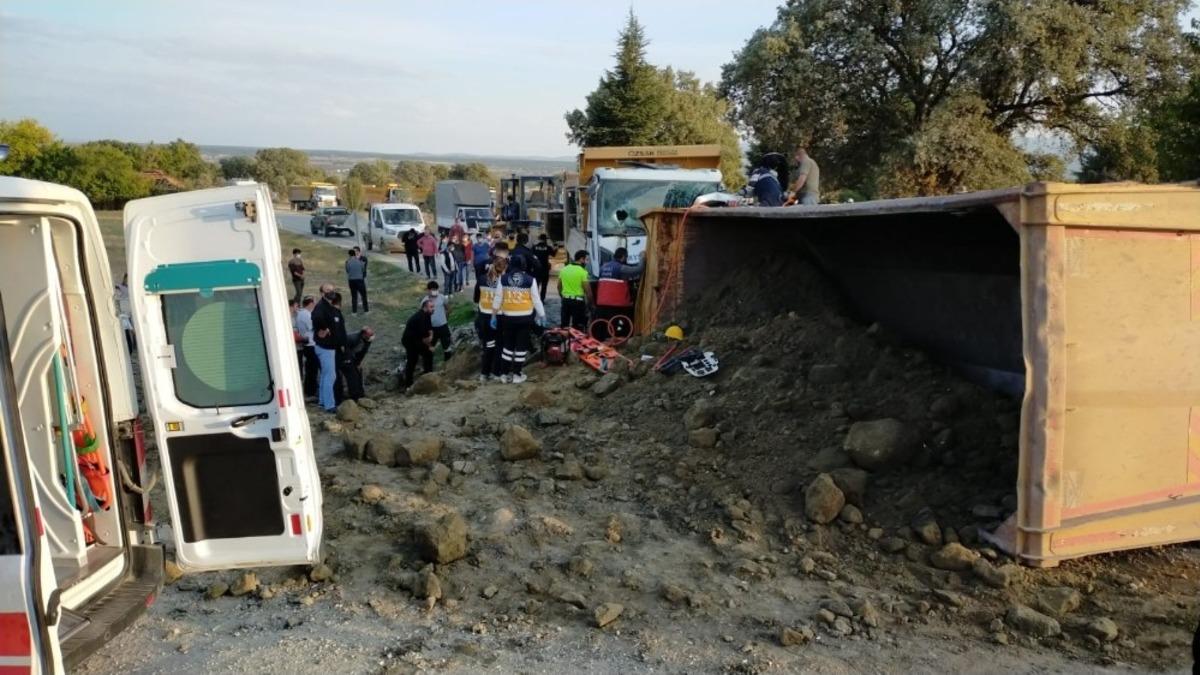 Devrilen kamyonda sıkışan s&uuml;r&uuml;c&uuml; 3 saat sonra kurtarıldı