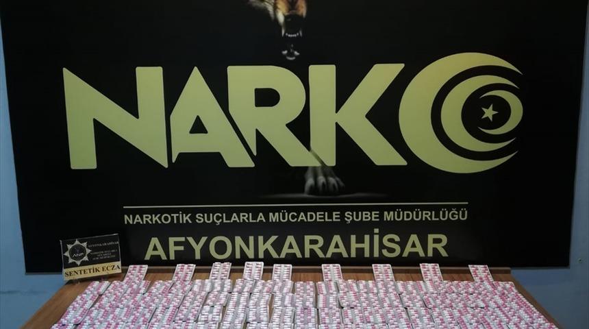 Polisin "dur" ihtarına uymayarak kaçtıktan sonra yakalanan 2 uyuşturucu zanlısı tutuklandı