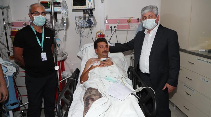 Hatay Valisi Rahmi Doğan yaralanan g&uuml;venlik g&uuml;&ccedil;lerini hastanede ziyaret etti
