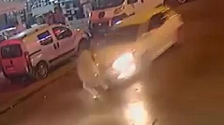 İzmir'de yolun karşısına ge&ccedil;meye &ccedil;alışan vatandaşa otomobil &ccedil;arptı