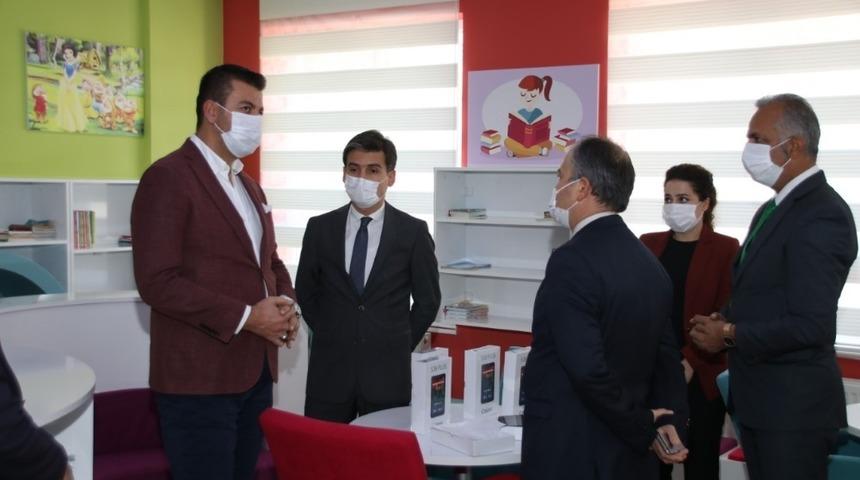 Ürgüp Belediyesi okullara tablet desteği sağladı