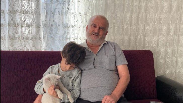 Ağaçta mahsur kalan kediyi köprü yaptığı tahta ile kurtardı G3