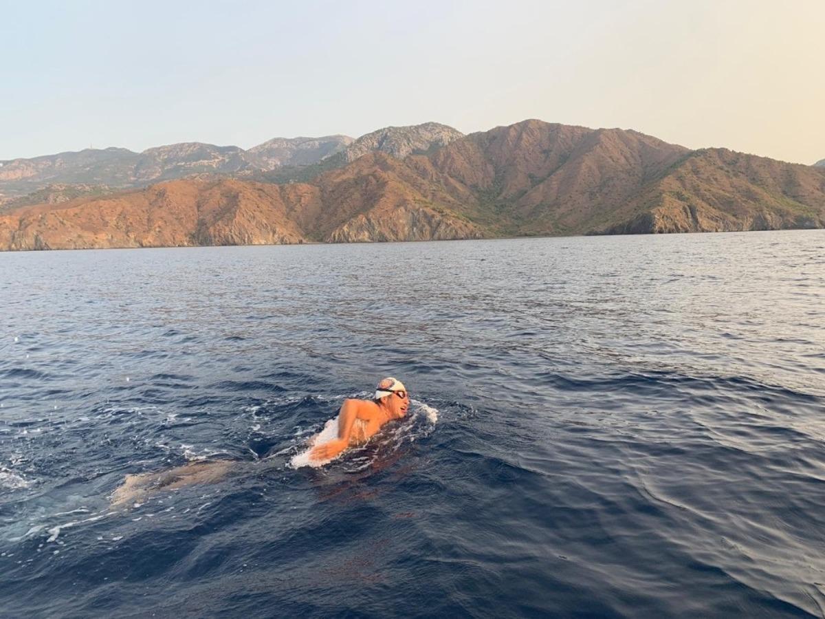 Rekortmen y&uuml;z&uuml;c&uuml;n&uuml;n 29 kilometrelik &ldquo;Cumhuriyet Y&uuml;z&uuml;ş&uuml;&rdquo; başladı