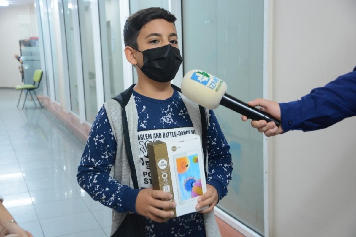 Askıda tablet kampanyasında &ccedil;ocukların y&uuml;z&uuml; g&uuml;l&uuml;yor