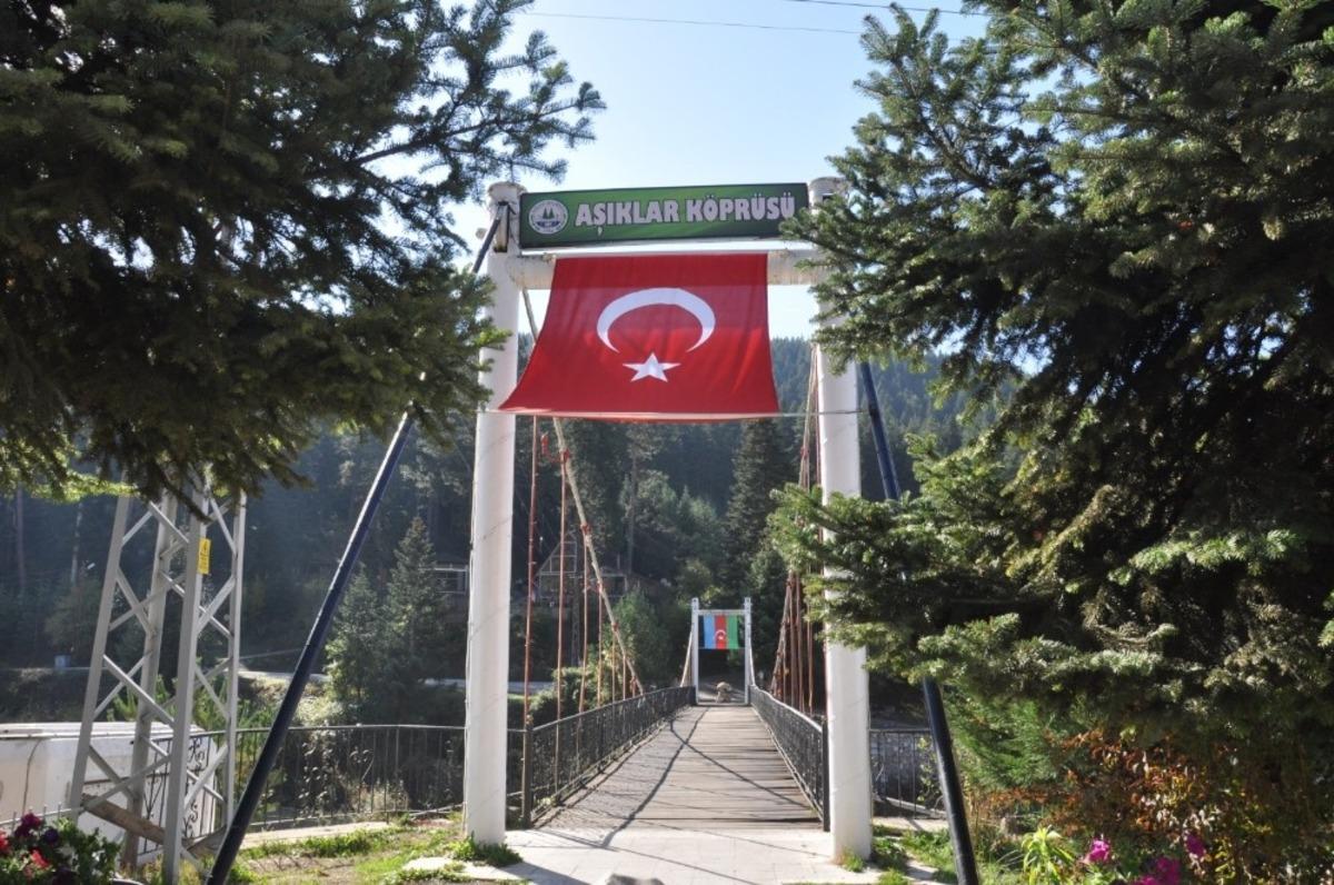 Aşk ve sevginin sembol&uuml; Aşıklar K&ouml;pr&uuml;s&uuml;ne Azerbaycan bayrağı asıldı