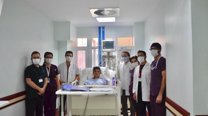 Elektrik akımına kapılan gen&ccedil; AD&Uuml;&rsquo;de sağlığına kavuştu