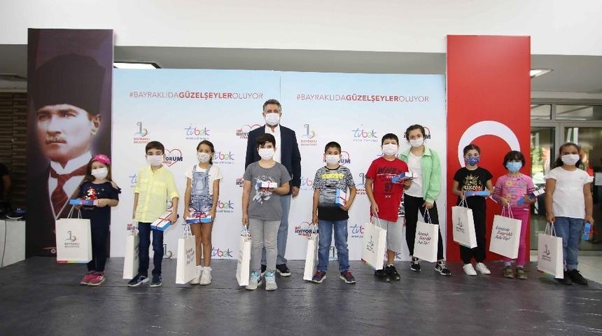 Bayraklı&rsquo;da &ouml;ğrencilere tablet dağıtımına başlandı