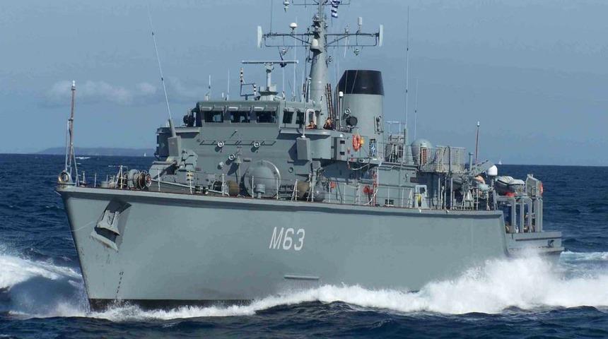 Yunanistan'da donanma ve konteyner gemileri &ccedil;arpıştı