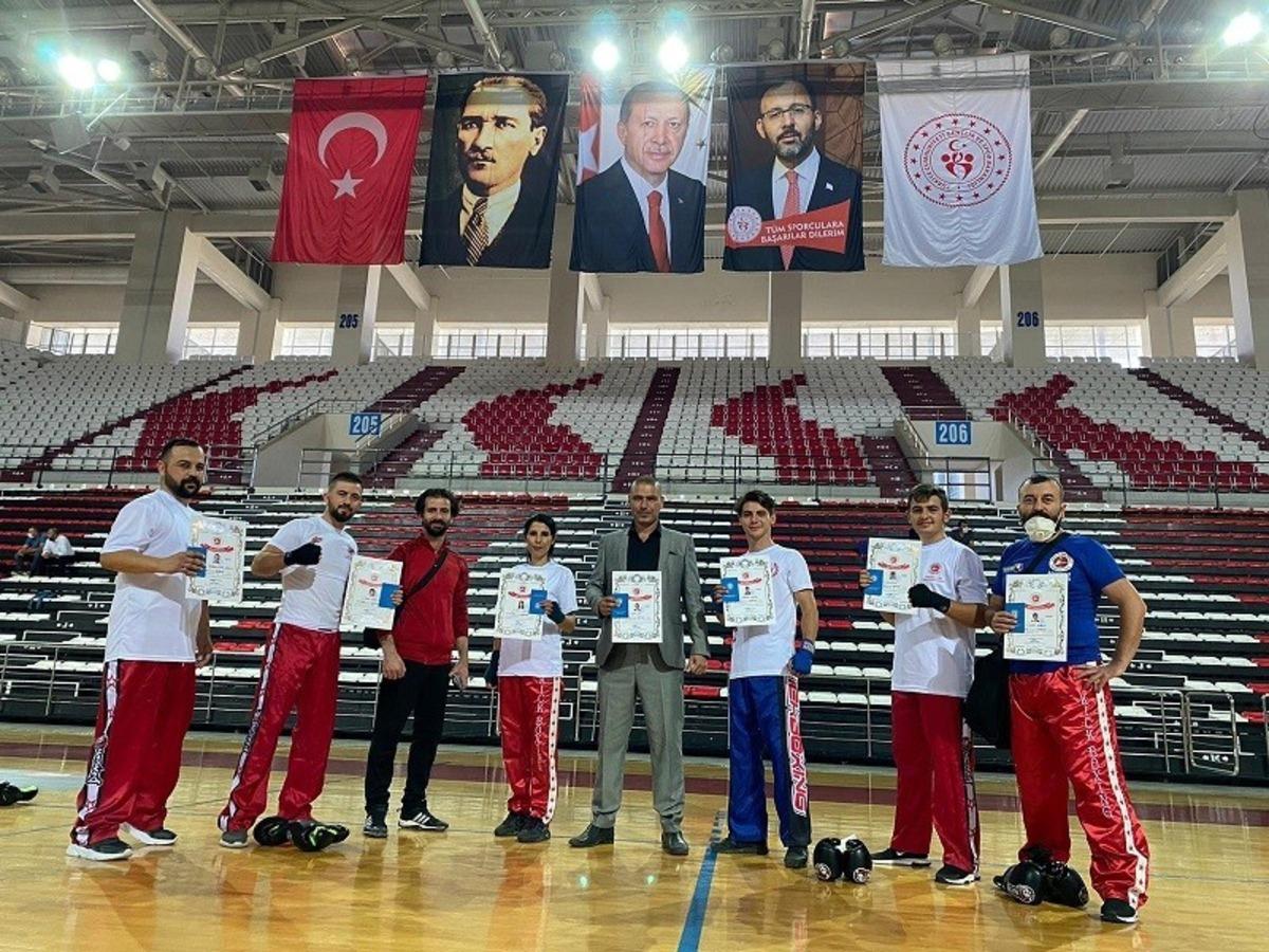 Eğirdir Belediyespor Kick Boks Kul&uuml;b&uuml; sporcuları siyah kuşağa terfi etti