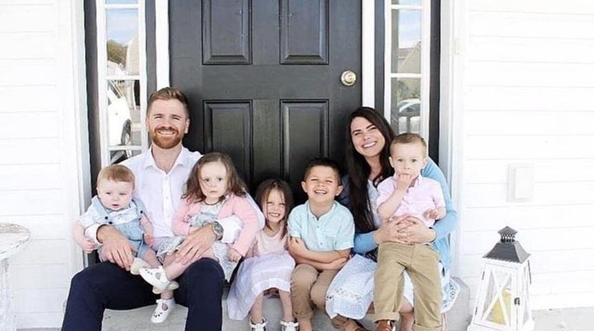 D&ouml;rt kardeşi evlat edindikten sonra d&ouml;rd&uuml;z doğurdu