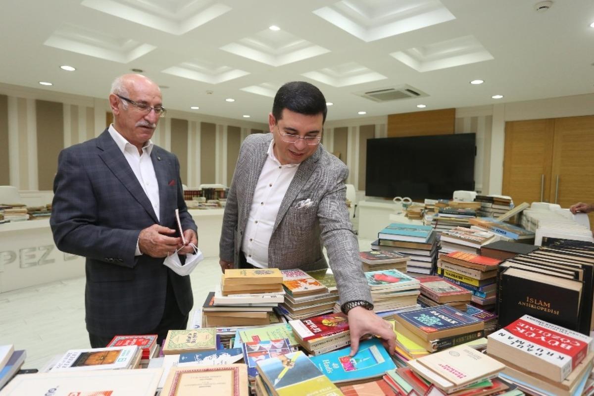 Cemil Meri&ccedil; Kitaplığı&rsquo;na kitap yağıyor
