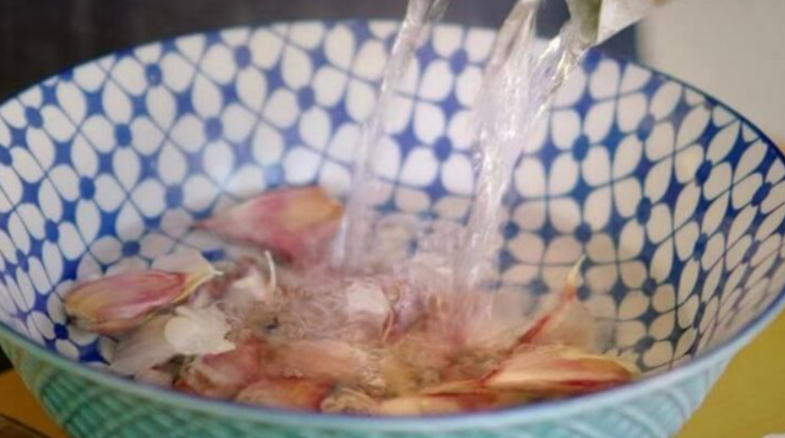 Şefler bu yöntemi kullanıyor! Sarımsağı soymanın en kolay yolu...