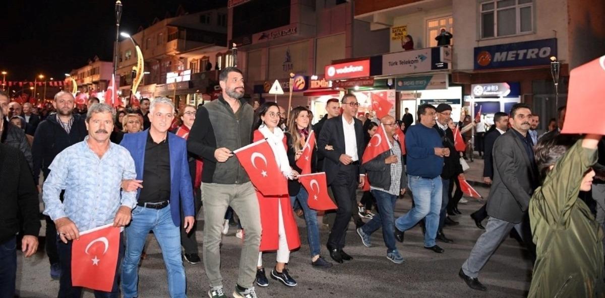 Kartepe&rsquo;de Cumhuriyet Bayramı&rsquo;na &ouml;zel fener alayı