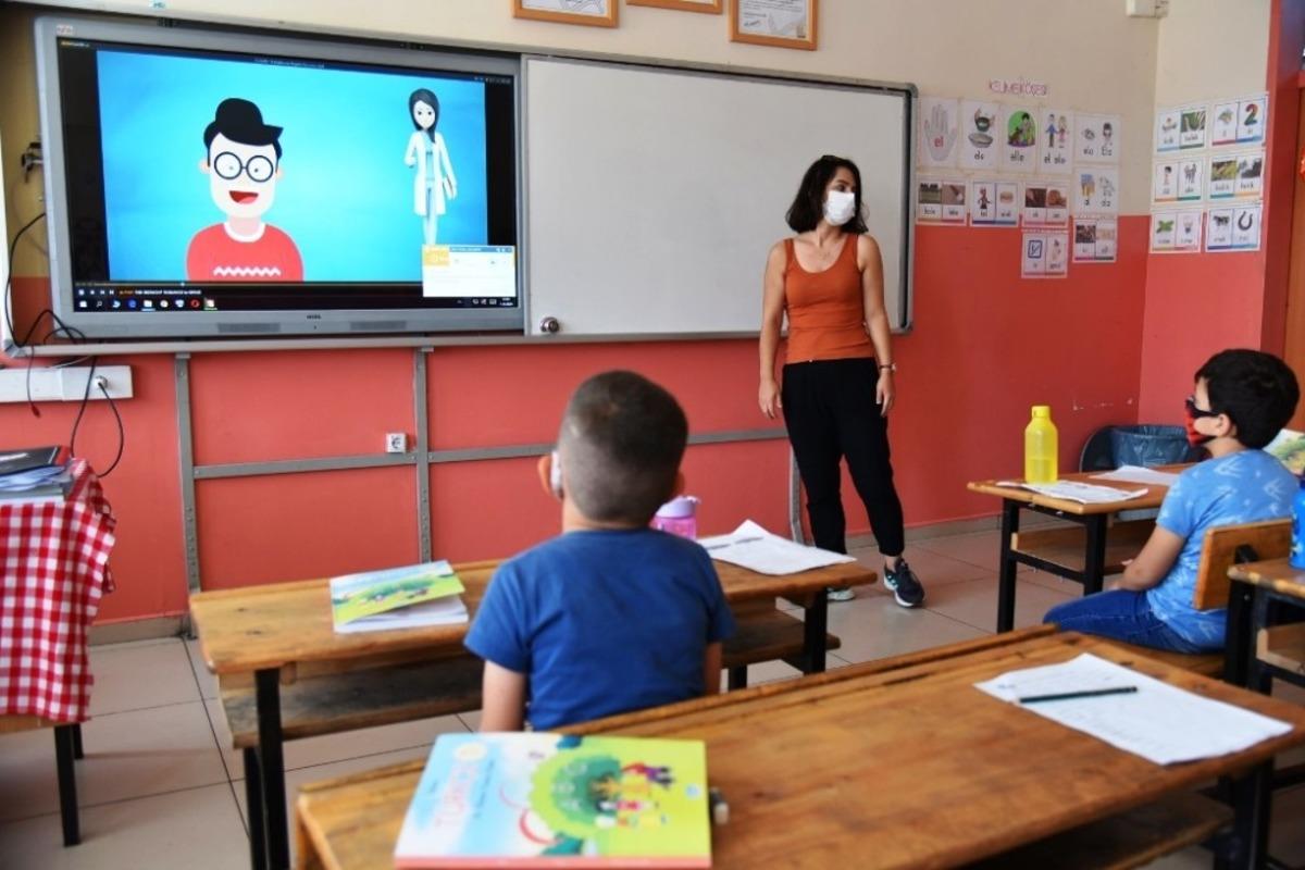 Sağlık&ccedil;ılardan &ouml;ğretmen ve &ouml;ğrencilere korona vir&uuml;s eğitimi
