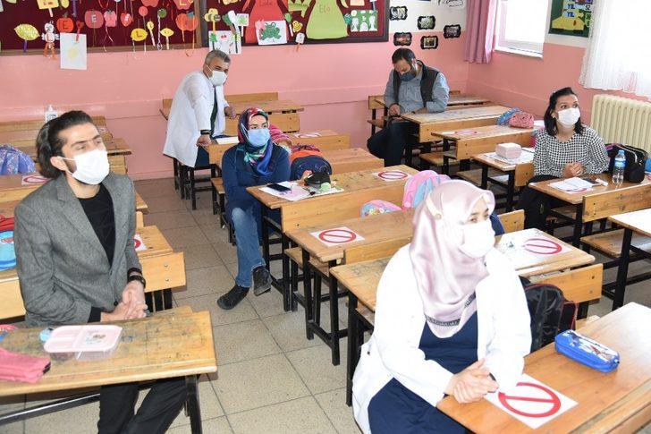 Sağlıkçılardan öğretmen ve öğrencilere korona virüs eğitimi G2