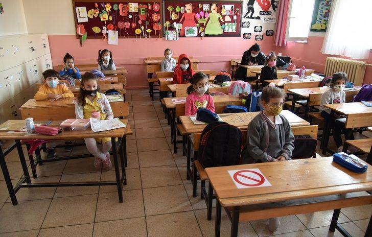 Sağlıkçılardan öğretmen ve öğrencilere korona virüs eğitimi G3