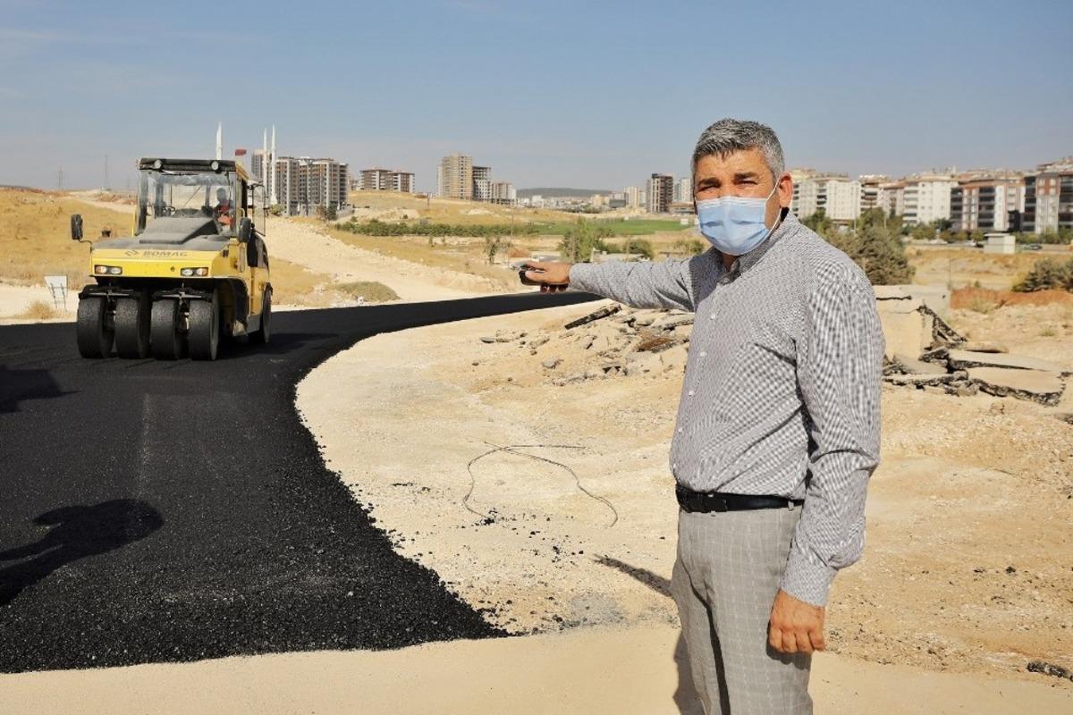 Osmangazi Mahallesinde yeni a&ccedil;ılan yollar asfaltlanıyor