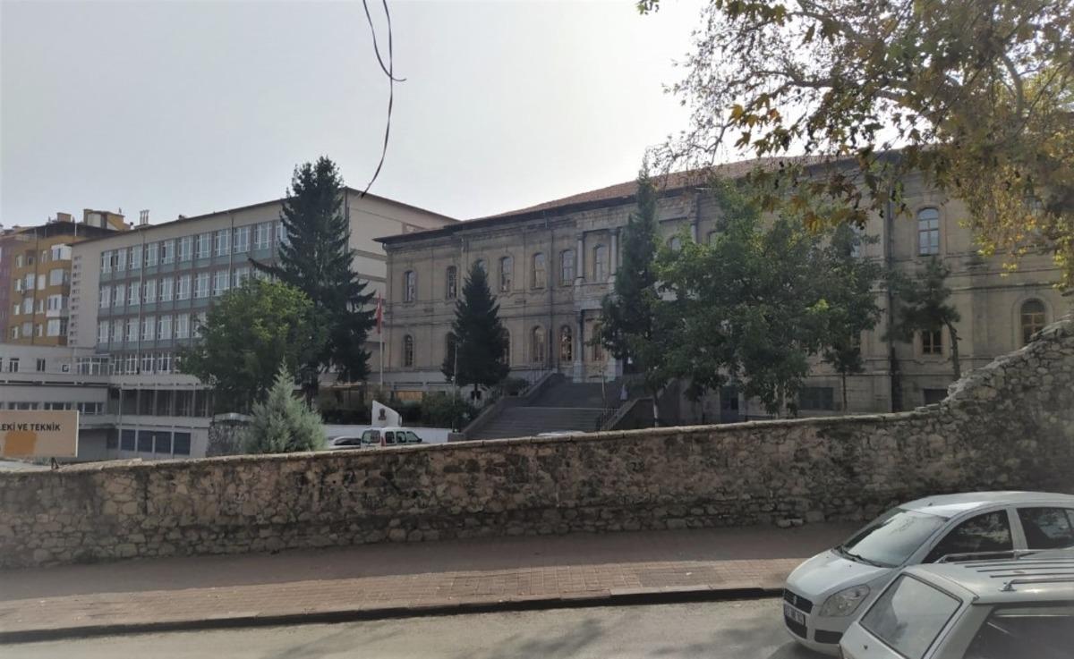 Taş Mektep değil, 1964 yılında yapılan ve depreme dayanıksız olan bina yıkılacak